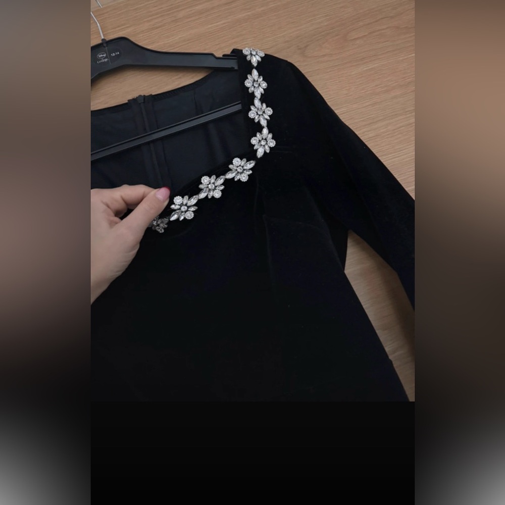 Elegant Black Velvet Embellished Dress with Floral Accents with pockets. - Picture 3 of 6